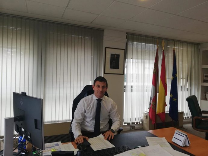 El viceconsejero de Empleo en su despacho