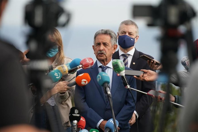Archivo - El presidente de Cantabria, Miguel Ángel Revilla, ofrece declaraciones a los medios de comunicación tras su encuentro con el lehendakari, Íñigo Urkullu en Muskiz, Vizcaya.