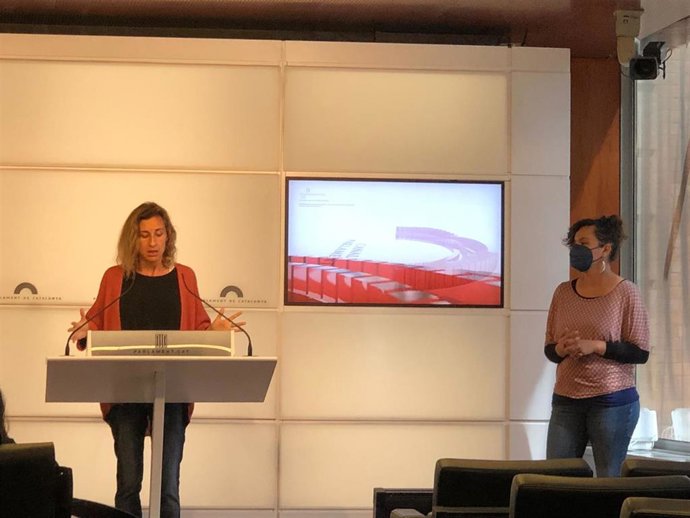 La diputada de la CUP en el Parlament Laia Estrada en rueda de prensa el 5 de mayo de 2021.