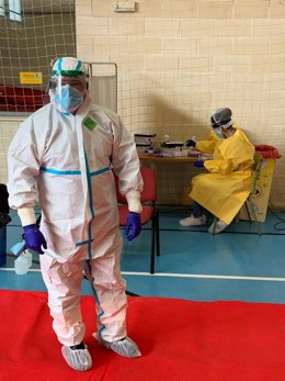 Archivo - Profesionales en un cribado.