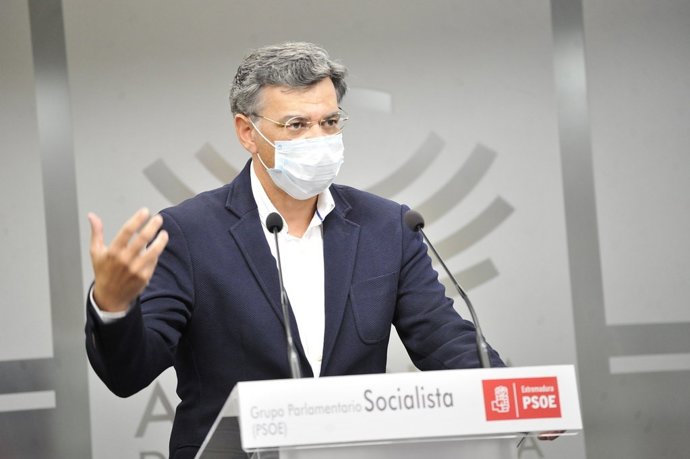 El diputado del PSOE en la Asamblea de Extremadura Juan Antonio González en rueda de prensa