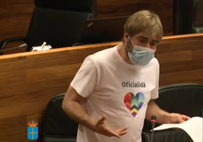 El portavoz de Podemos, Daniel Ripa, con una camiseta en favor de la oficialidad del asturiano en la Junta General