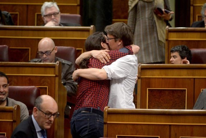 Archivo - Pablo Iglesias y Xavier Domnech se funden en un abrazo en el Congreso
