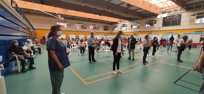 Personas esperando para ser vacunadas en el Polideportivo Germans Escalas de Palma.