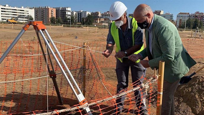 El consejero de Educación, Javier Imbroda, coloca la primera piedra del nuevo colegio del Ensanche Sur.