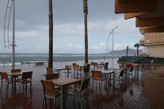Archivo - La terraza de un bar, bajo la lluvia en Las Palmas de Gran Canaria, en Canarias (España), a 4 de febrero de 2021. Canarias recibió este miércoles una profunda vaguada atlántica que provocará un aumento considerable de la inestabilidad atmosfér