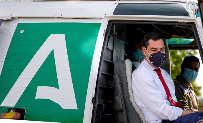 El presidente de la Junta, Juanma Moreno, subido a un helicóptero durante la visita a  la presentación del nuevo equipamiento del Infoca, a 05 de mayo del 2021, en Sevilla, Andalucía