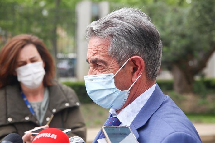 El presidente de Cantabria, Miguel Ángel Revilla, ofrece declaraciones a los medios en Madrid. Archivo