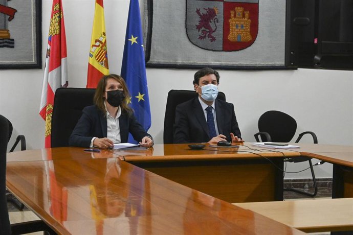 La consejera de Educación, Rocío Lucas, y el consejero de Economía y Hacienda, Carlos Fernández Carriedo, durante la constitución de la mesa científico-tecnológica para coordinar los fondos de la UE.