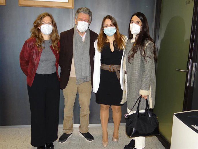 Algunos miembros del equipo de investigación (Blanca M Rueda-Medina, Norberto Ortego-Centeno, Gabriela Pocovi-Gerardino y María Correa-Rodríguez) en la lectura de la tesis doctoral que incluyó este estudio.