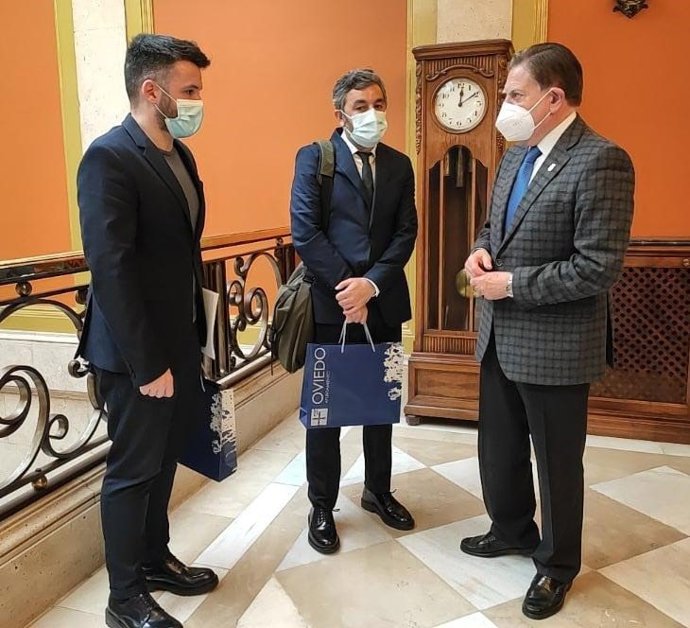El alcalde de Oviedo, Alfredo Canteli, conversa con el consejero de Desarrollo Rural y Cohesión Territorial, Alejandro Calvo, y el viceconsejero de Infraestructuras, Jorge García.