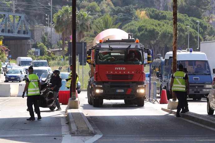 Archivo - 03 June 2020, France, Menton: A construction vehicle drives to the French-Italian border. Italy and France continued to ease their restrictions during the Corona pandemic and opened their borders. Photo: Valery Hache/AFP/dpa