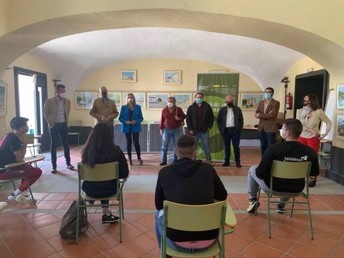 Clausura de un nuevo curso de la Diputación de Cáceres, que se ha desarrollado en Cedillo y ha  formado a diez jóvenes en instalaciones de placas solares