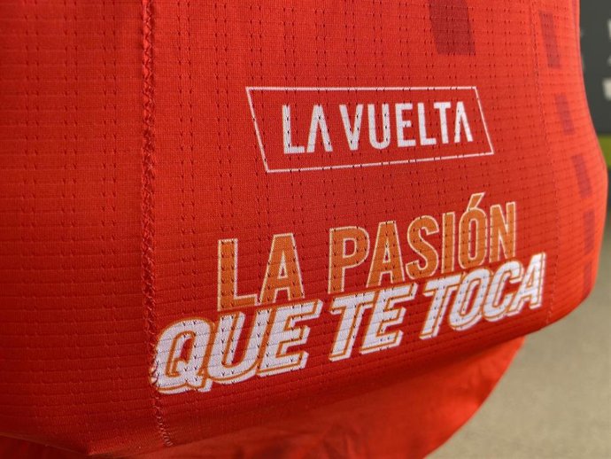 Detalle de 'La Roja', maillot de líder en La Vuelta 21 creado por Santini