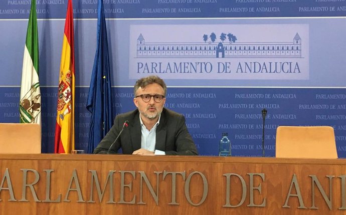 El portavoz parlamentario del PSOE-A, José Fiscal, en rueda de prensa este miércoles.