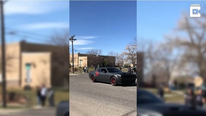 Filman el momento en que un aficionado a los coches choca contra una camioneta desprevenida