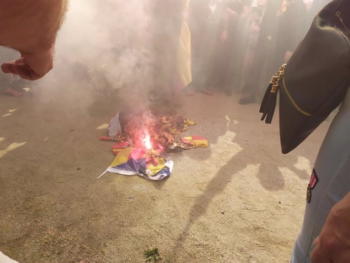Archivo - Arxiu - Cremen una bandera independentista durant una manifestació de Democrcia Nacional i la Falangeel el 12-O.