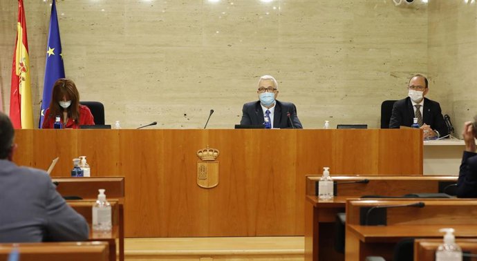 Comparecencia de los directores generales de Atención Primaria, Javier Carmona, y de Asistencia Sanitaria, José Antonio Ballesteros, desde la Consejería de Sanidad.