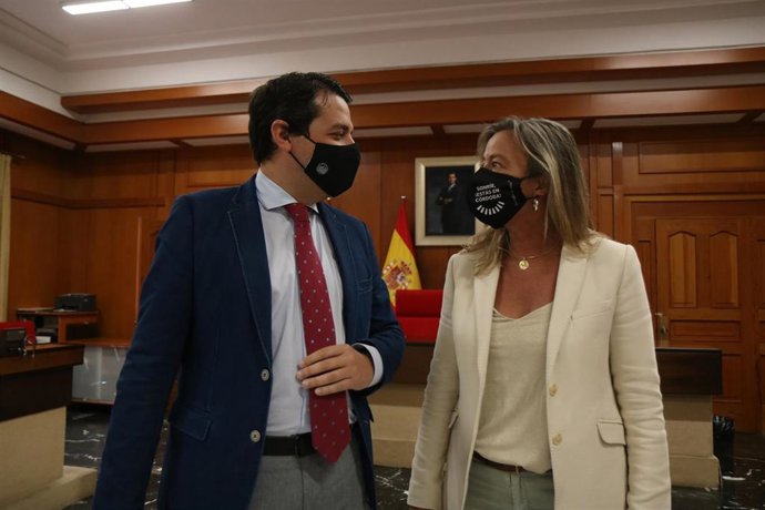 El alcalde de Córdoba, José María Bellido (PP), y la primera teniente de alcalde, Isabel Albás (Cs).