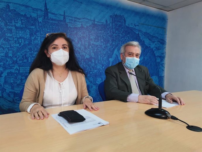 El concejal de Movilidad, Juan José Pérez del Pino, y la edil de Hacienda, Mar Álvarez.