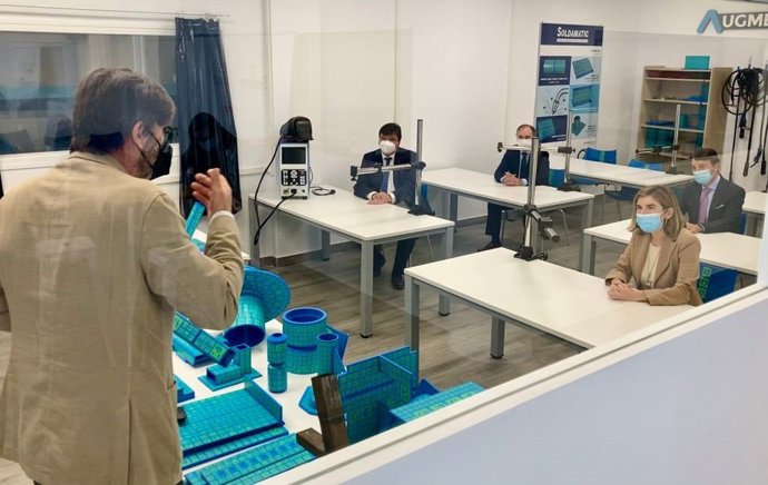 La consejera de Empleo, Rocío Blanco, visita la empresa Seabery.
