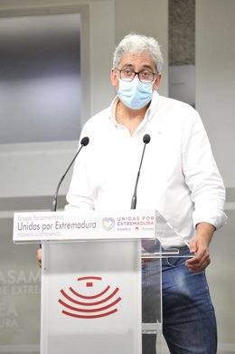 El diputado de Unidas por Extremadura en la Asamblea Joaquín Macías en rueda de prensa en la Cámara regional