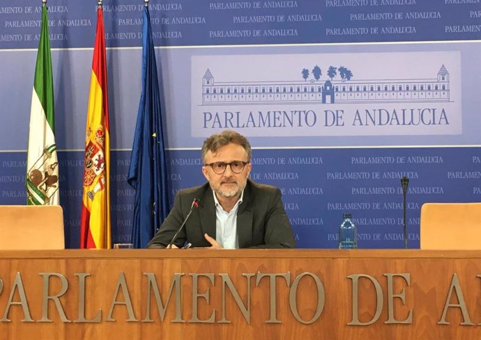 El portavoz parlamentario del PSOE-A, José Fiscal, en rueda de prensa.