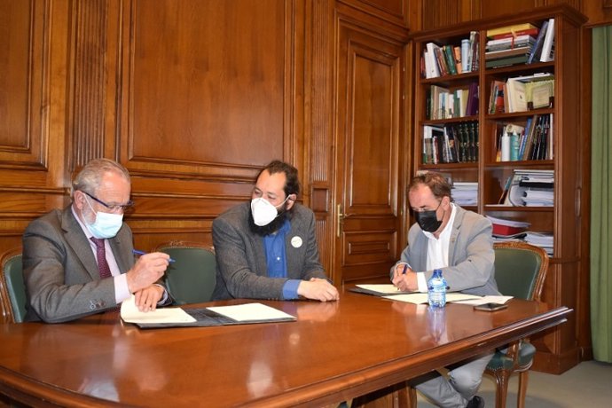 De izda a dcha, De Miguel, Sabín y Serrano firman el convenio entre Diputación y Cesefor.