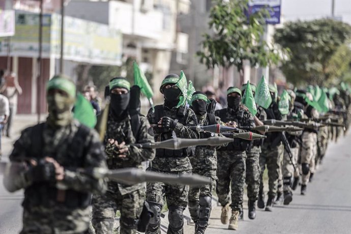 Archivo - Miembros de las Brigadas de Ezeldín al Qassam, brazo armado del Movimiento de Ressistencia Islámica (Hamás), durante un desfile en la Franja de Gaza