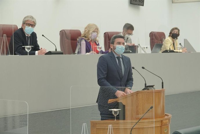 El consejero  de Agua, Agricultura, Ganadería, Pesca y Medio Ambiente, Antonio Luengo, en el Pleno de la Asamblea Regional