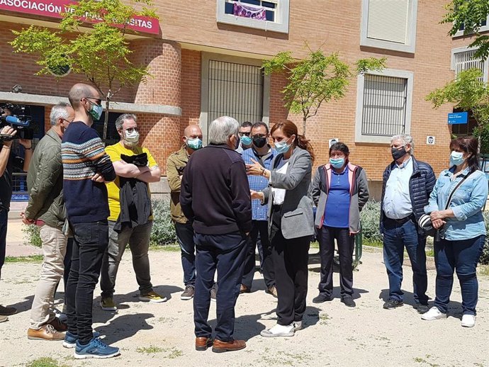 La candidata de Más Madrid a la Presidencia de la Comunidad, Mónica García, charlando con el concejal Félix López-Rey