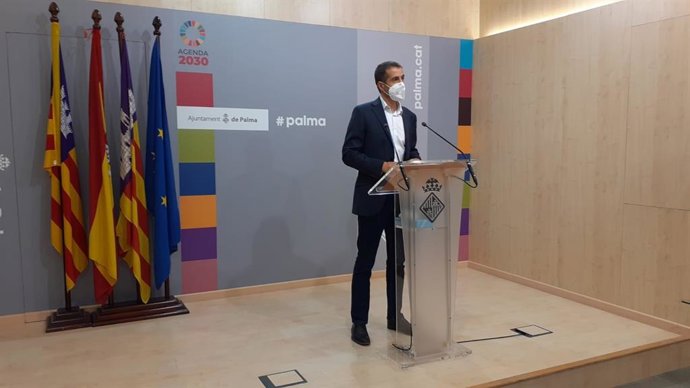 El concejal de Hacienda de Palma, Adrián García, en rueda de prensa en Cort.