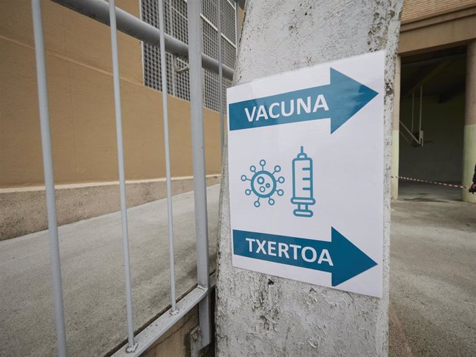 Un cartel que indica el sitio de la vacunación contra el Covid-19 en el Antiguo colegio de Maristas, a 10 de abril de 2021, en Pamplona, Navarra (España). Las personas que sean hoy vacunadas lo harán con la dosis de AstraZeneca, durante el primer día de