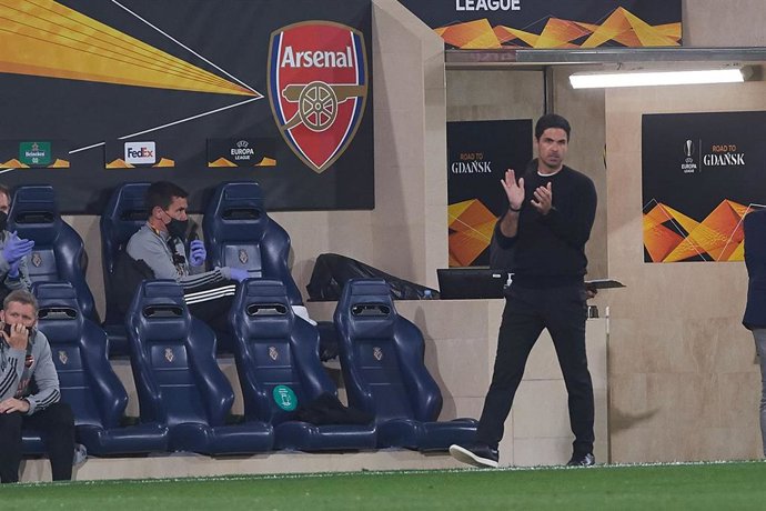 Mikel Arteta aplaude durante el Villarreal-Arsenal de la Liga Europa 2020-2021