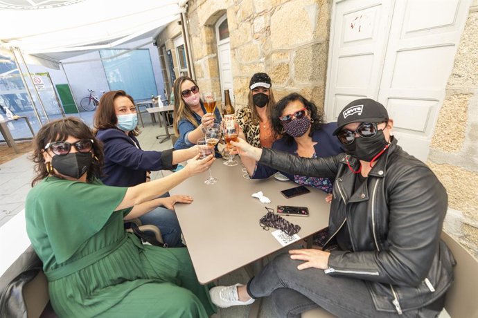 Seis mujeres brindan en una terraza del municipio de O Grove durante el primer fin de semana de apertura del cierre perimetral y la hostelería, a 2 de mayo de 2021, en Pontevedra, Galicia (España). 