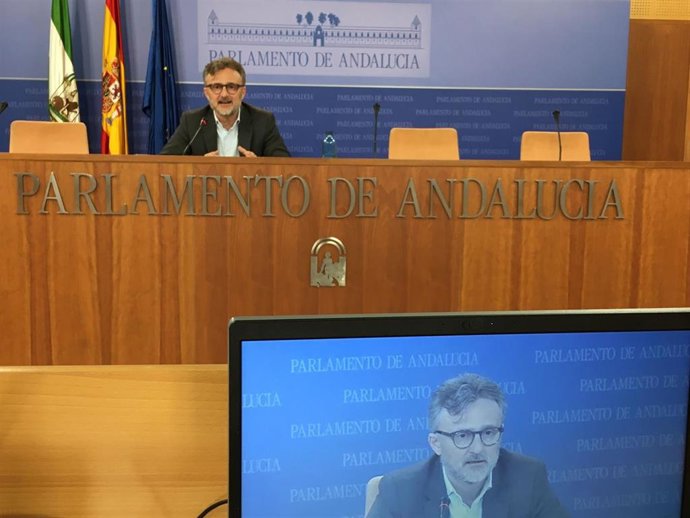 Imagen de este miércoles del portavoz parlamentario del PSOE-A, José Fiscal, en rueda de prensa.