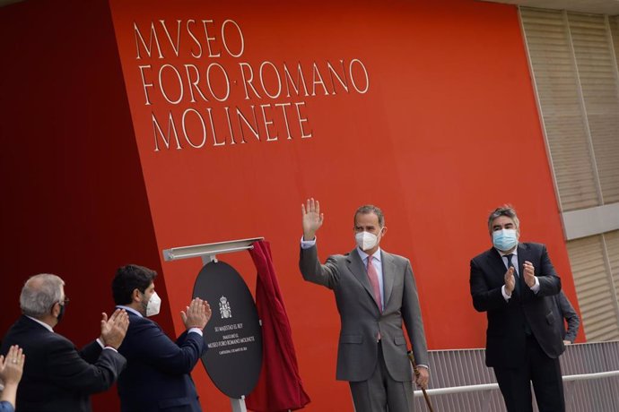 Su Majestad el Rey Felipe VI, inaugura el Museo del Foro Romano Molinete en Cartagena. En la imagen, tras descubrir la placa
