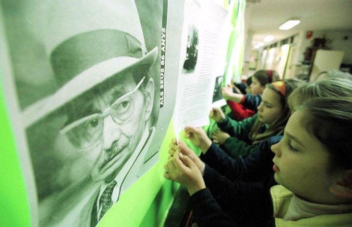 Imagen de una actividad escolar en homenaje a Enric Valor