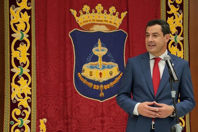 El presidente de la Junta de Andalucía, Juanma Moreno, en una visita al Ayuntamiento de Pilas (Sevilla).