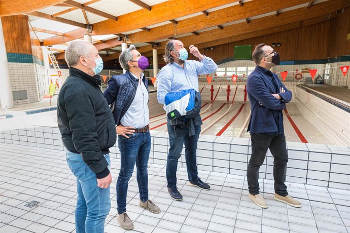 El vicepresidente y consejero de Universidades, Igualdad, Cultura y Deporte, Pablo Zuloaga, en las piscinas de Reinosa