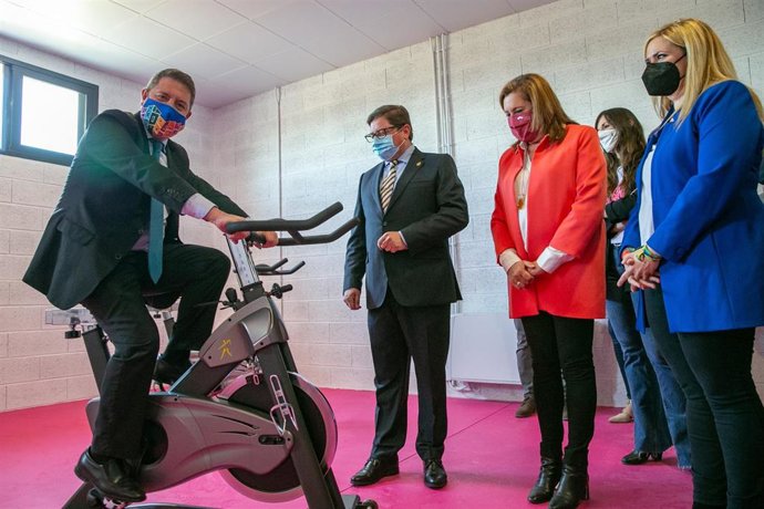 El presidente de Castilla-La Mancha, Emiliano García-Page, ha inaugurado el gimnasio del Colegio Público de Arcas.