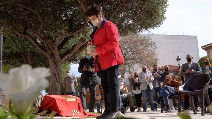 Familiar de José Martí depositando una piedra