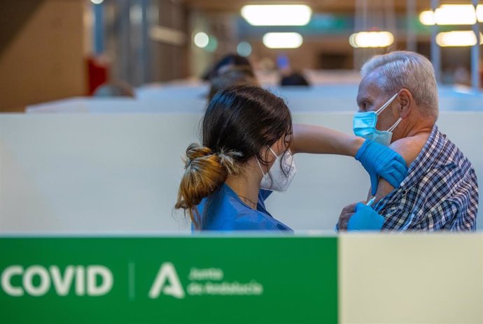 Una persona recibe la primera dosis de la vacuna contra el Covid-19, a 28 de abril de 2021, en el Estadio de la Cartuja, en Sevilla, (España)