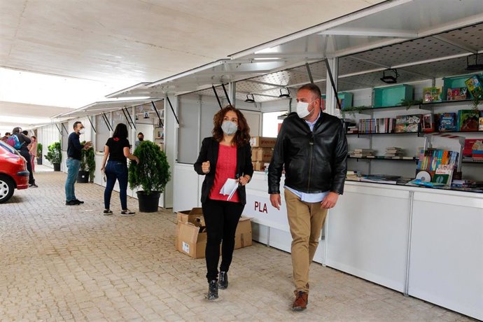 El alcalde de Mérida, ANtonio Rodríguez Osuna, y delegada de Cultura, Silvia Fernández, visitan el montaje de la Feria del Libro