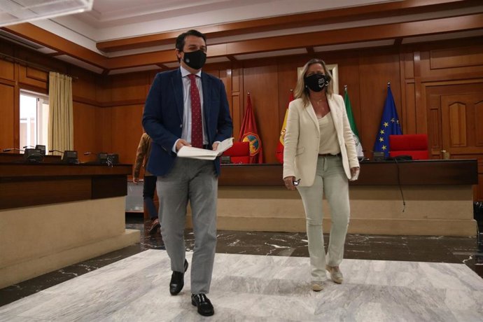 El alcalde de Córdoba, José María Bellido, y la primera teniente de alcalde, Isabel Albás.