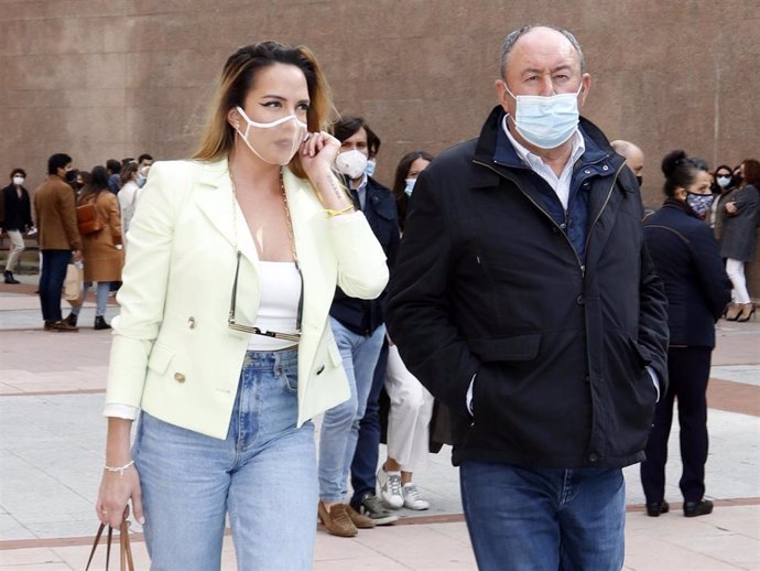Luis Miguel Rodríguez y la televisiva Samira han ido juntos a los toros