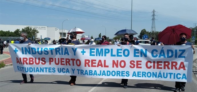 Alumnos y trabajadores de Airbus Puerto Real se manifiestan contra el posible cierre de la planta