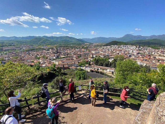 Vista de la ciudad de Olot, en la provincia de Girona, donde este miércoles 5 de mayo se han presentado los Festivales de Senderismo de los Pirineos.