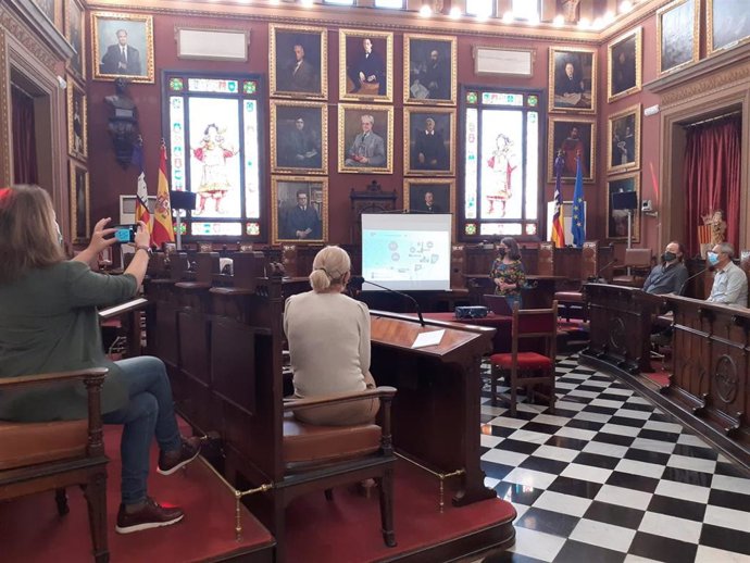 El alcalde de Palma, José Hila, y la regidora de Modelo de Ciudad, Vivienda Digna y Sostenibilidad, Neus Truyol, en una reunión con el resto de portavoces municipales.