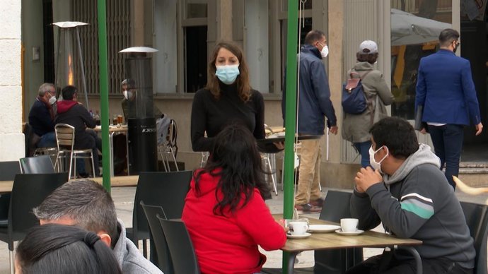 Archivo - Una terraza en la Comunitat Valenciana